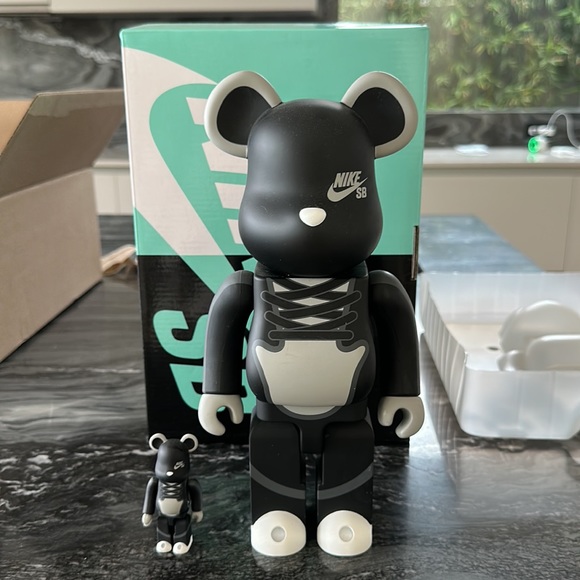 Bearbrick Nike SB 100% & 400% Set - Picture 3 of 9